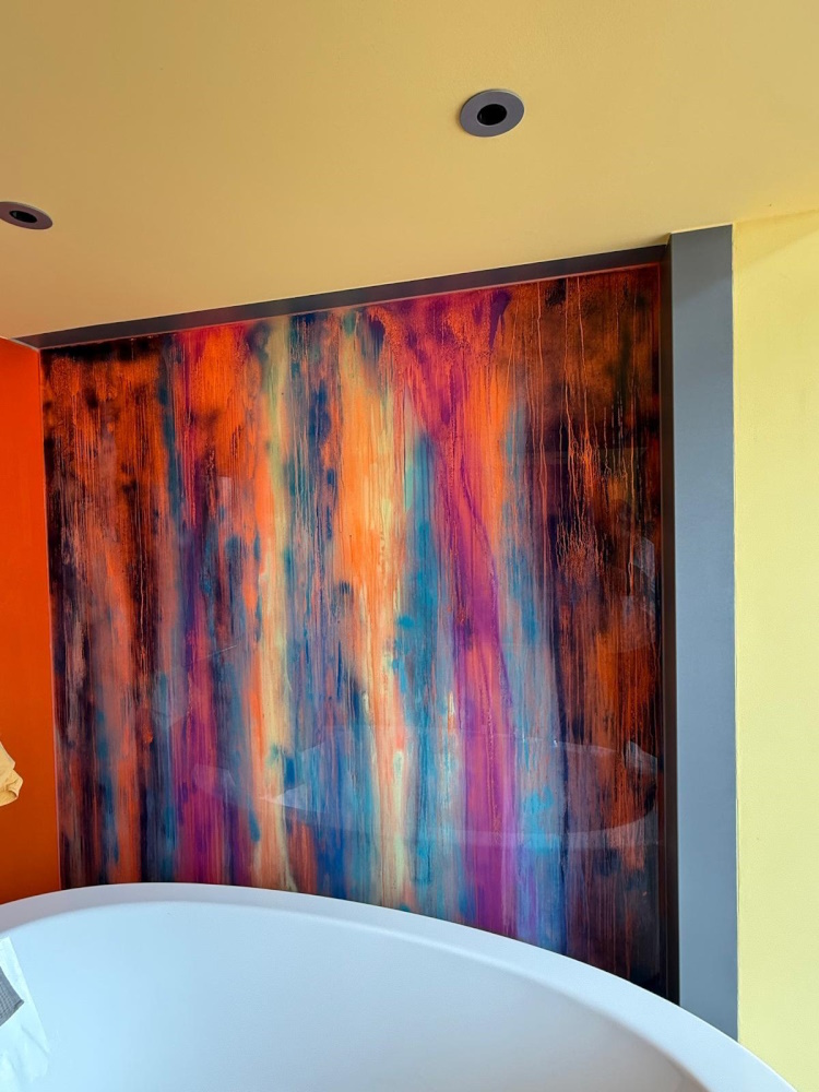 Kunst auf Glas verändert die Wahrnehmung von Räumen und schafft Verbindungen zwischen Ästhetik, Funktion und Emotion