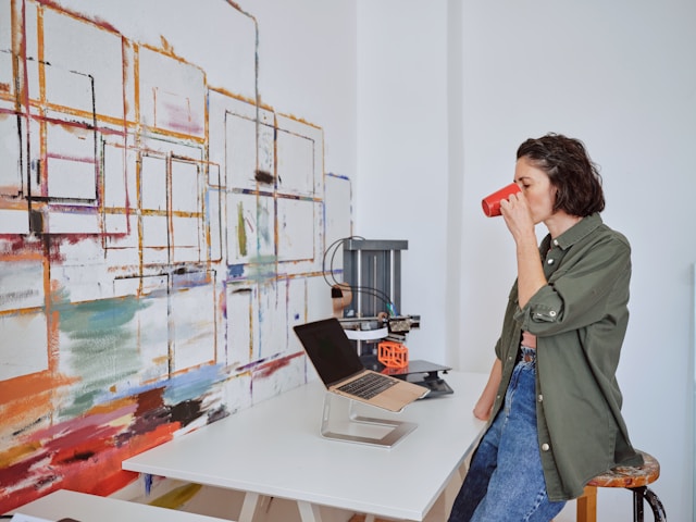 KI kann sogar kleine Veränderungen umsetzen und bildhaft darstellen. Für skulptural arbeitende Kunstschaffende ist die Verknüpfung mit einem 3D-Drucker ein weiterer Faktor.