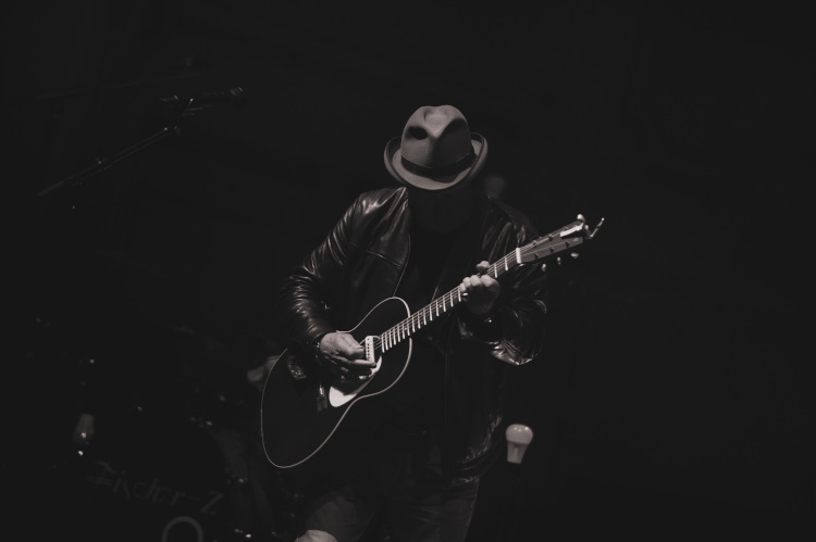 John Watts mit seiner Gitarre