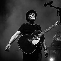 John Watts, Gründer und Frontmann von Fischer-Z, wird von vielen Kunstkritikern zu den einflussreichsten Post-Punk- und New-Wave-Künstlern aus Großbritannien gezählt. Mit seinem neuen Album PUNKT! wagt er den kreativen Neuanfang.