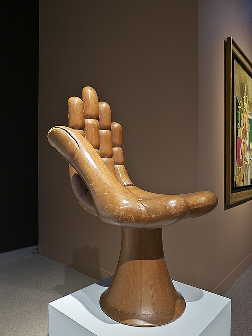 L'iconica "Hand Chair" di Pedro Friedeberg