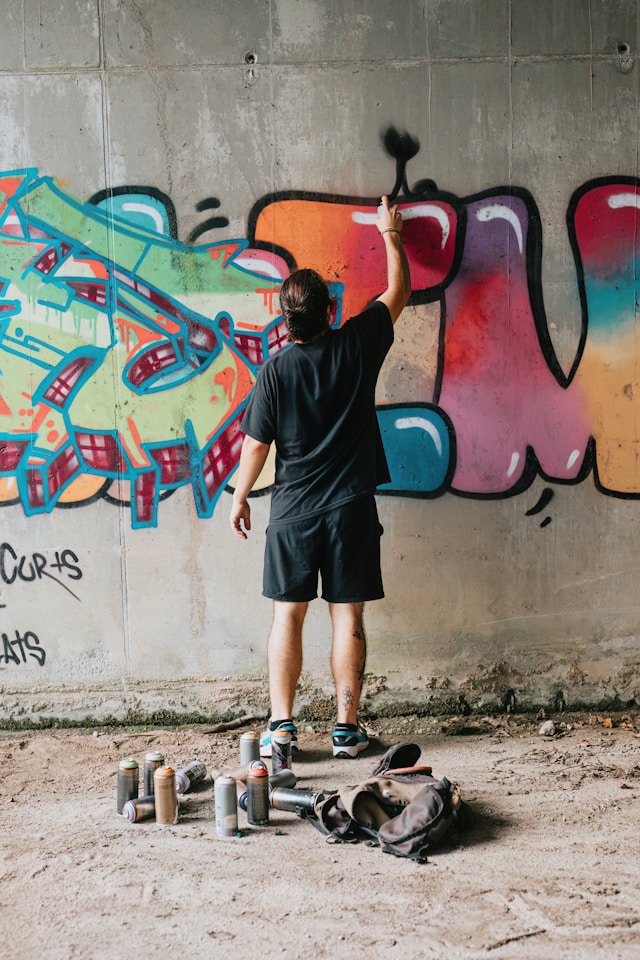 Le street art se pratique à l’intérieur comme à l’extérieur des cadres légaux.