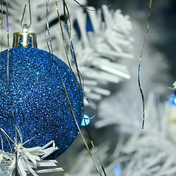 Du classique à l'extravagant : le sapin de Noël comme toile