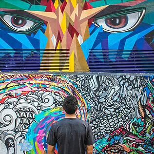 Street Art – oder Urban Art – ist eine Kunstform, die für alle zugänglich ist und sich von ihren Anfängen als Rebellion zu einem international anerkannten Kunstphänomen entwickelt hat.