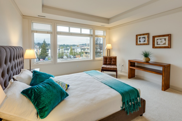 Armoniosa integrazione di materiali naturali nell'arredamento di questa camera da letto.