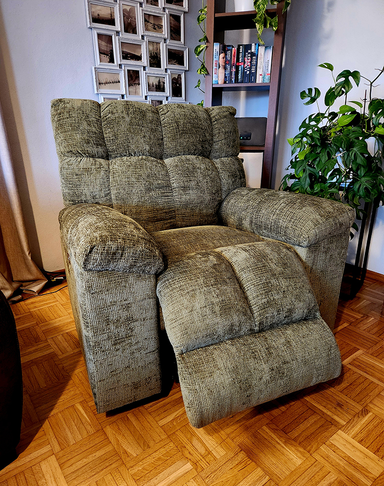 Der Relaxsessel mit Wippfunktion von FlexiSpot in seinem neuen Zuhause
