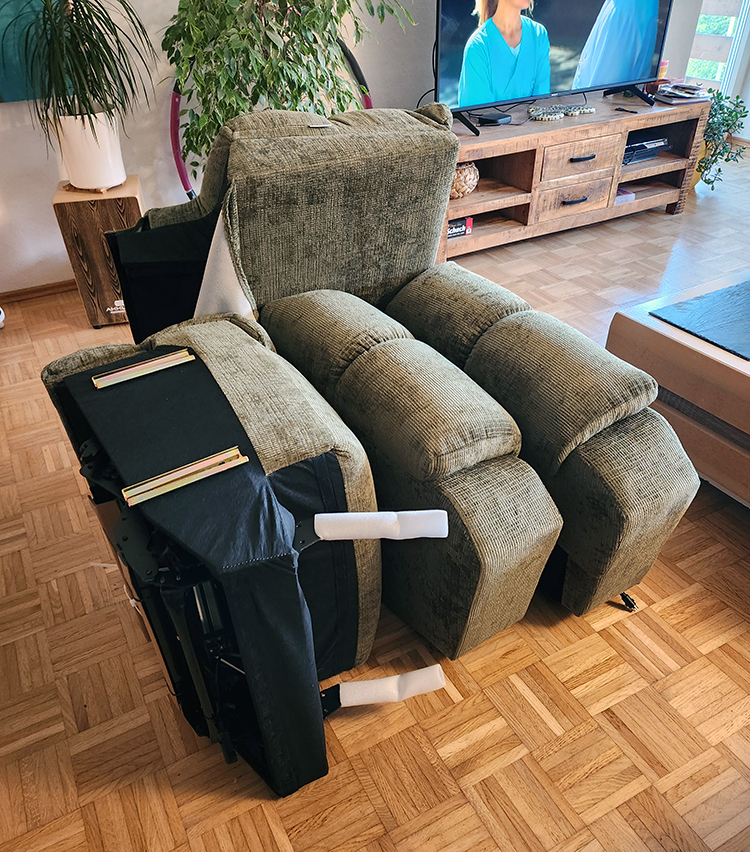 Unboxed: der gelieferte Relaxsessel vor dem Aufbau.