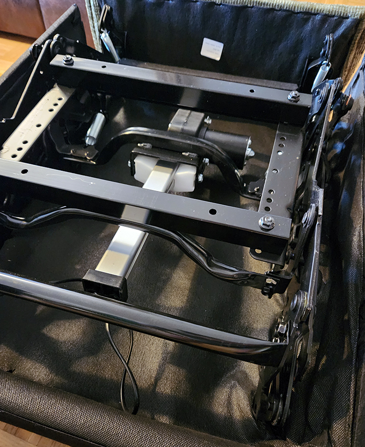 Einiges los unter der Haube - die Mechaniken und Federn wirken stabil und sauber verbaut.
