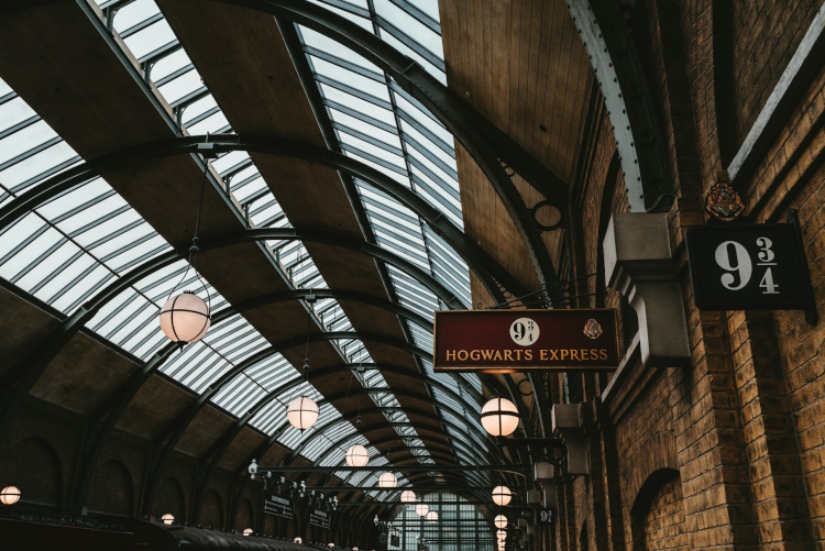 Pour des millions de personnes à travers le monde, le monde magique d’Harry Potter offre un cadre pour surmonter les défis de la vie réelle grâce à l’amitié, au courage et à la croissance personnelle.