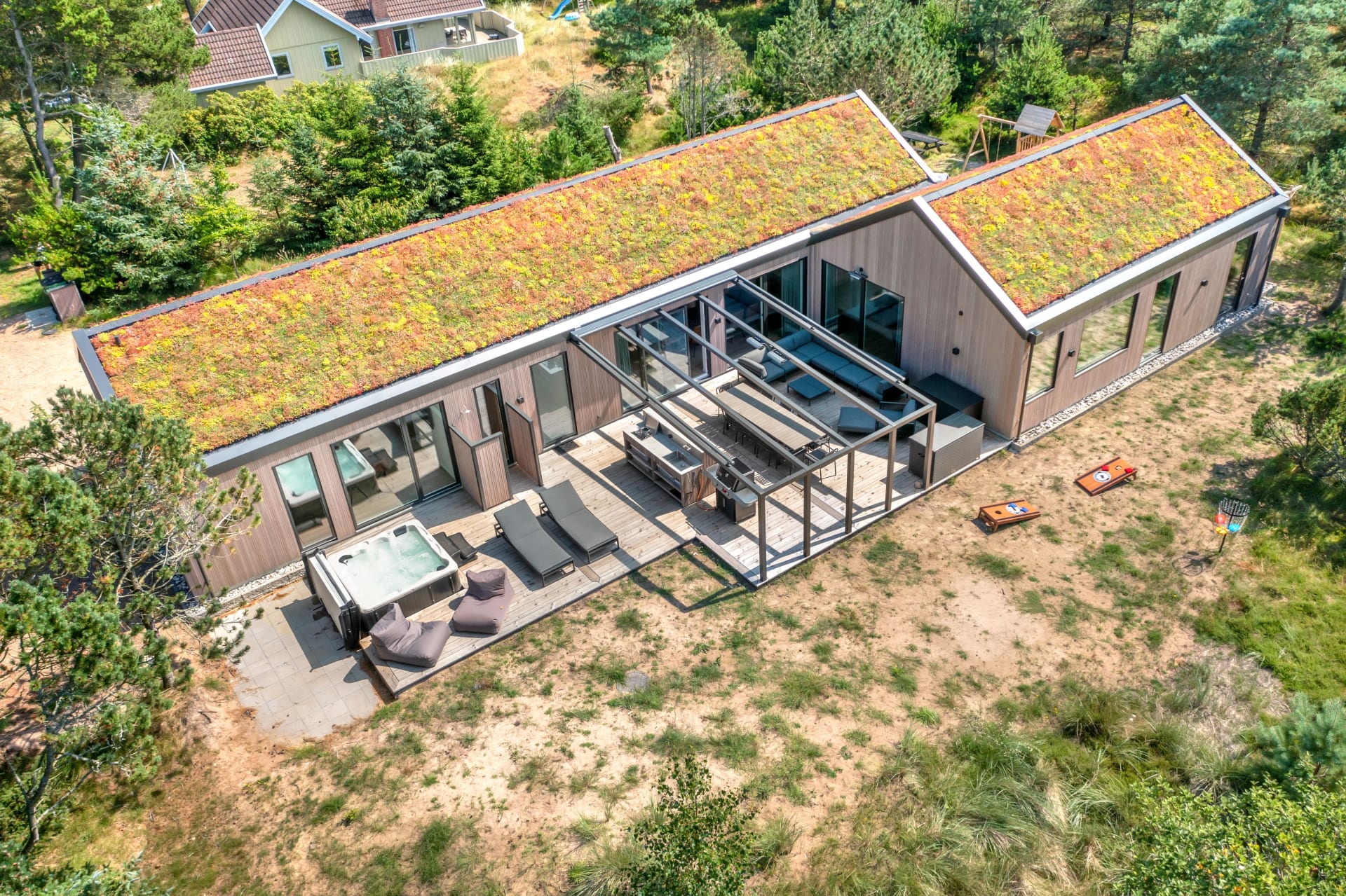 Cette maison de 220 m2 est construite selon la certification DGNB, démontrant une approche holistique de la durabilité.