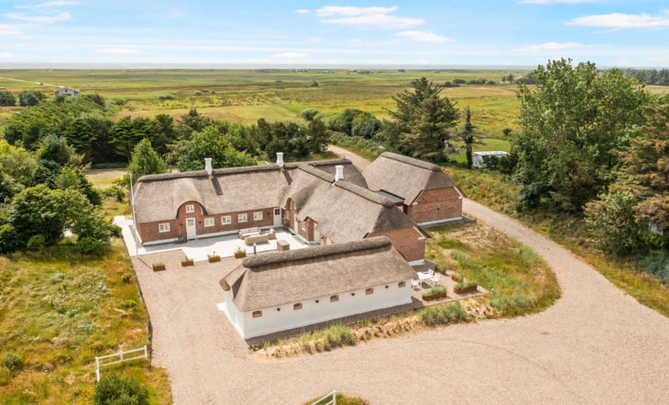 Les sentiers autour de ce joyau de maison de vacances luxueuse vous mènent le long de sentiers pittoresques à travers des paysages de forêt et de dunes.