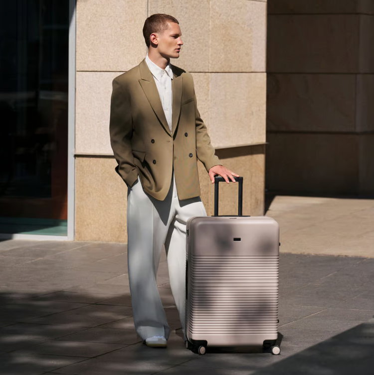 Die Reisekoffer von NORTVI werden in Amsterdam von Hand entworfen und aus umweltfreundlichen Materialien hergestellt. Der strapazierfähige und luxuriöse wasserabweisende Stoff im Innen- und Außenbereich besteht aus 100% recycelten PET-Flaschen.