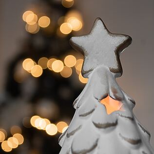 Skulpturale Weihnachtsbäume aus Keramik oder Polyresin sind nicht nur modern, sondern können auch über viele Jahre hinweg verwendet werden.