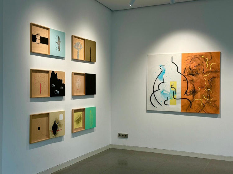 INTRO ist eine Einladung, sich Zeit zu nehmen, innezuhalten – vor einem Bild, vor einer Skulptur, und vor sich selbst. 