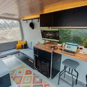 Camper-Van-Ausbau für Digitale Nomaden: Wie eine Künstlerin das perfekte mobile Studio schuf Camper-Van für einen künstlerischen Lebensstil gestalten - spezifische Anforderungen von Künstlern müssen berücksichtigt werden.