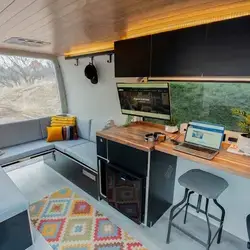 Een camper ontwerpen voor een artistieke levensstijl - daarbij moet rekening worden gehouden met de specifieke behoeften van kunstenaars.