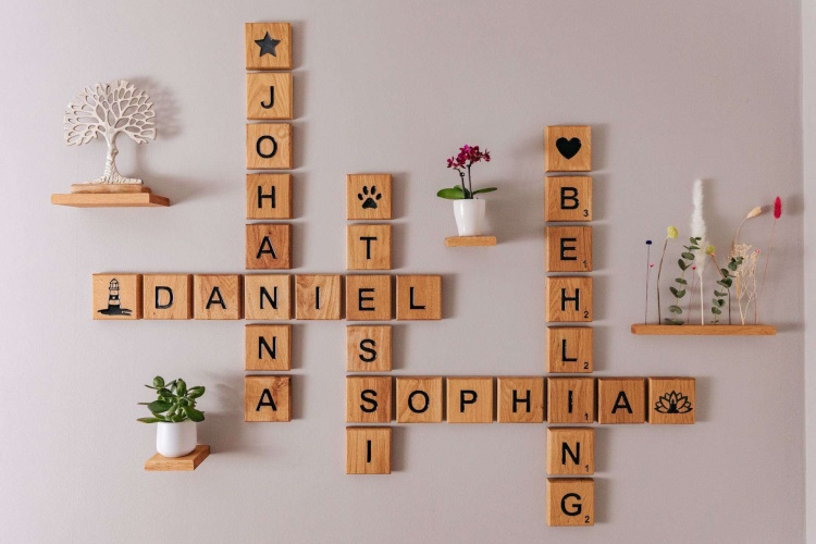 Wanddeko mit Holzbuchstaben aus Eiche im Scrabble-Stil