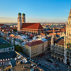 Blick auf das historische Münchner Rathaus am Marienplatz bei Abendsonne