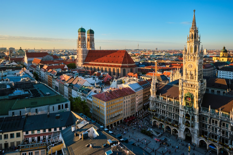 Blick auf das historische Münchner Rathaus am Marienplatz bei Abendsonne