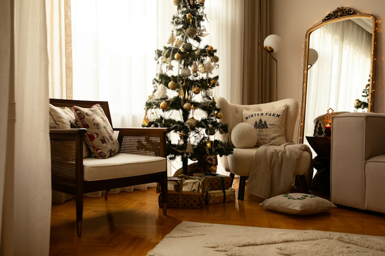 Mit dem warmen Minimalismus und seinen neutralen Farbpaletten, natürlichen Texturen und dezentem Glanz schaffen Sie eine ruhige und dennoch festliche Atmosphäre.