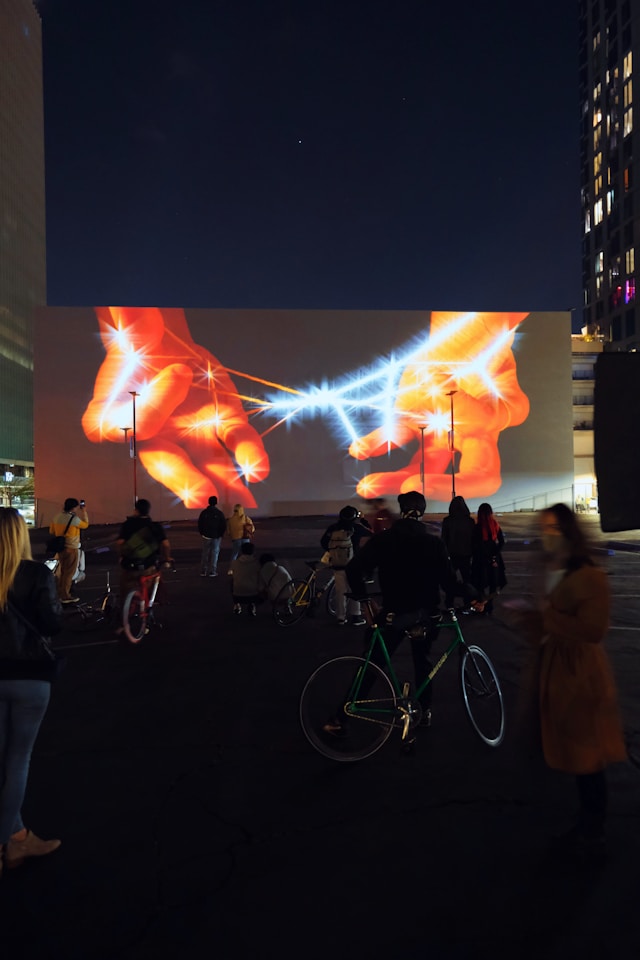 Ein Mural wird von nächtlichen Passanten bewundert - Das Motiv könnte sinnbildlich für unser Thema stehen.