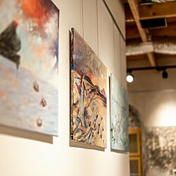 Las posiciones de iluminación tienen un efecto directo sobre las obras de arte.