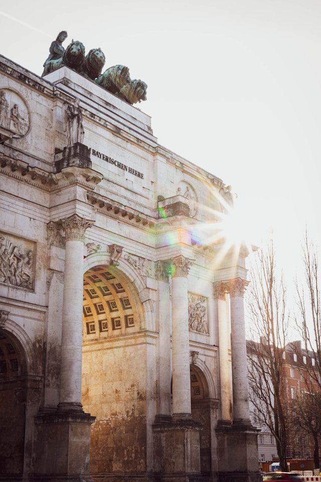 Geschichtsträchtig und architektonisch ein Schmankerl: das Siegestor am Odeonsplatz in München