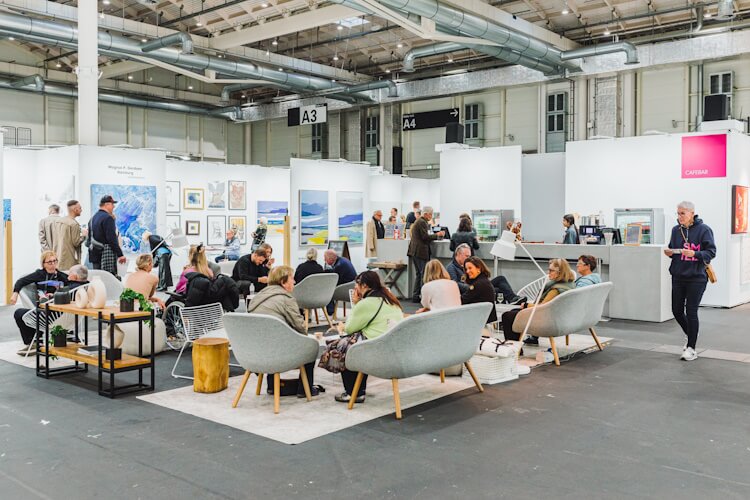 Die Affordable Art Fair steht für internationale Kunstvielfalt und lokale Talente in entspannter Atmosphäre.