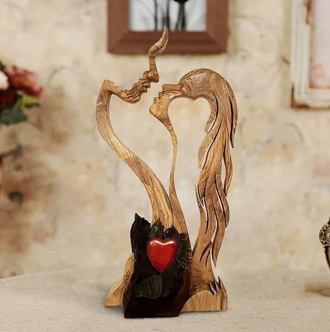 Hölzerne Liebesstatue