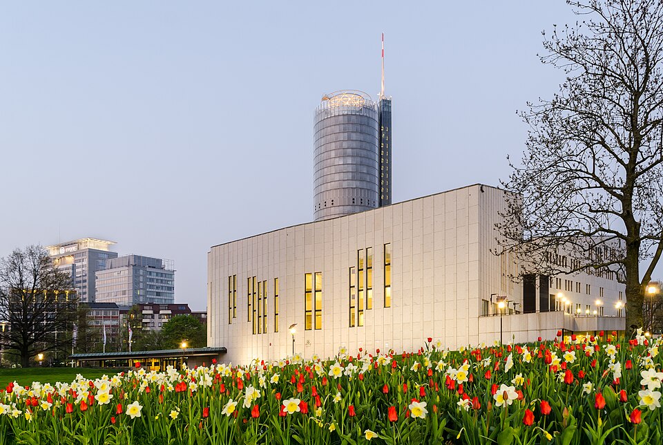 Essener Stadtteil Südviertel – Aalto-Theater am Abend