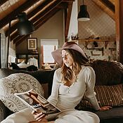 Cómo diseñar una sala de estar en estilo boho que luzca realmente auténtica Una habitación se vuelve bohemia al contar una historia.