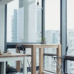 Im Gegensatz zu Stahl können Sie mit Aluminium mehr Platz für Licht schaffen und das Gesamtbild moderner gestalten.