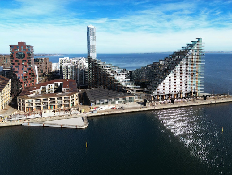 Luftaufnahme der Skyline, der Uferpromenade und des Hafengebiets an einem sonnigen Tag in Aarhus, Jylland - Dänemark