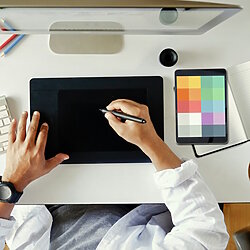 Advantage of a graphics tablet: With its pressure-sensitive digital pen, you can work in a way that is almost as natural as on paper.