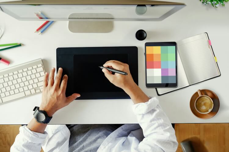 Vorteil Grafiktablet: Mit ihrem drucksensitiven digitalen Zeichenstift kann man ähnlich natürlich arbeiten wie auf Papier.