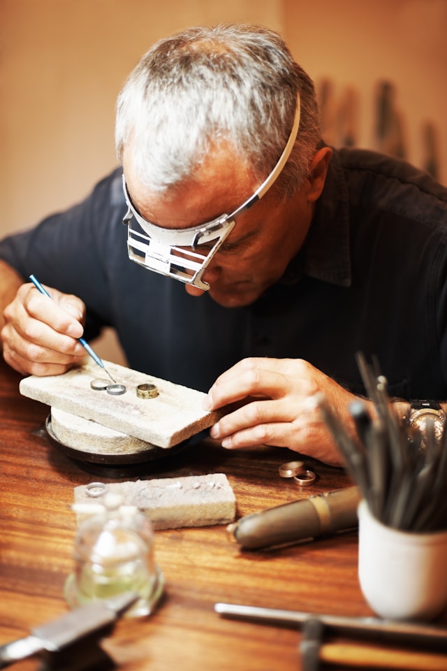 Finden Sie Kunsthandwerker mit einer Geschichte oder einer einzigartigen Herangehensweise.