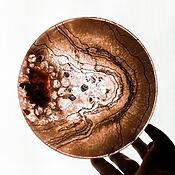 Gerade im künstlerischen Kontext sind die Transparenz und der Tiefeneffekt des Epoxidharzes entscheidend.