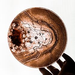 Gerade im künstlerischen Kontext sind die Transparenz und der Tiefeneffekt des Epoxidharzes entscheidend.