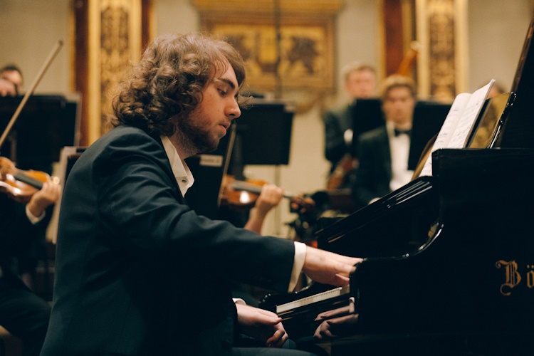 Adam Gutseriev am Klavier