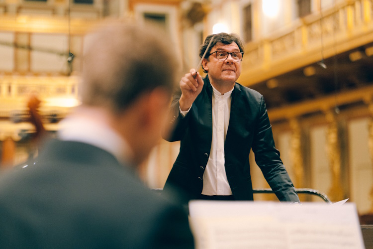 Emmanuel Plasson, der als führender Botschafter für französische Musik gilt, leitete beide Konzerte.