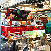 Ein Food-Truck passend zur Veranstaltung: gelungene Symbiose von Kulinarik auf vier Rädern mit Kunst und Kultur.