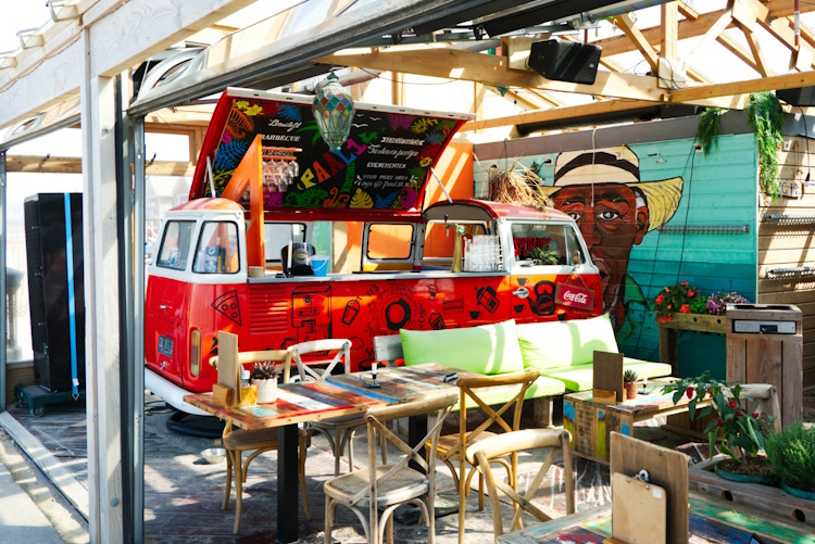 Ein Food-Truck passend zur Veranstaltung: gelungene Symbiose von Kulinarik auf vier Rädern mit Kunst und Kultur.