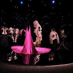 Kunst en mode zijn nauw met elkaar verbonden: hoe kunst onze kledingkeuze beïnvloedt.