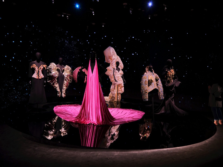 Kunst und Mode sind eng miteinander verknüpft: wie Kunst die Art und Weise beeinflusst, wie wir uns kleiden.