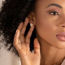 Une aura de luxe discret : les boucles d'oreilles puces en platine et diamants et les créoles en or étincelant incarnent un goût et une sophistication intemporels.