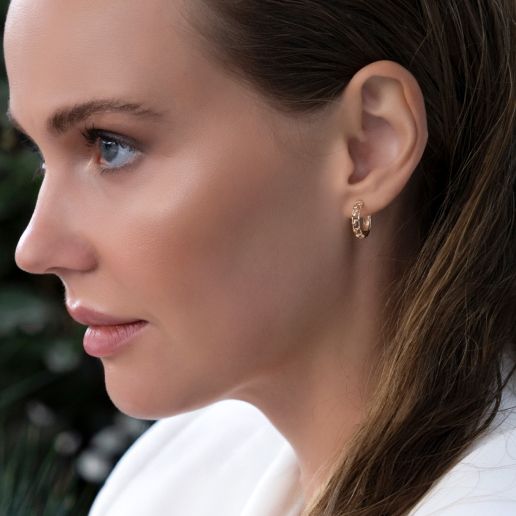 Mühelose Eleganz für jeden Tag: Minimalistische Huggie-Ohrringe aus Gold vereinen Komfort und Stil in einem zeitlosen Design