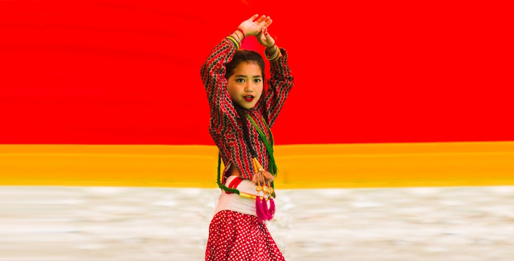 In der Gegenwart lösen sich starre Grenzziehungen zwischen Nation, Kultur und Biografie zunehmend auf, während gleichzeitig neue Frontlinien rund um Zugehörigkeit, Herkunft und Sichtbarkeit entstehen.