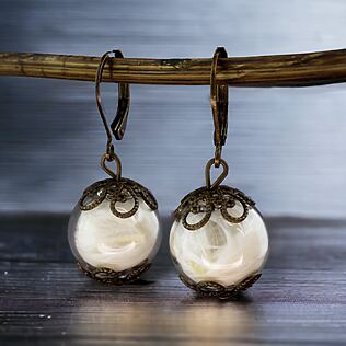 Engelsflügel-Ohrringe mit Federn in Glaskugel - Ein Hauch vom Himmel