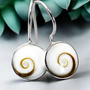 Minimalistische Ohrringe "Shiva Eye" aus 925er Sterlingsilber und Muschel, maritimer Schmuck