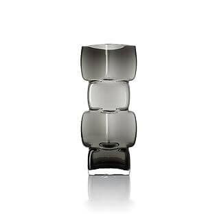 Vaso scultoreo "Cubes" - silhouette di cubi sovrapposti realizzata in vetro fumé riciclato (grigio scuro)